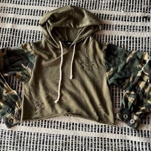 Fashion Nova Size XS Green Camo Pullover sweater